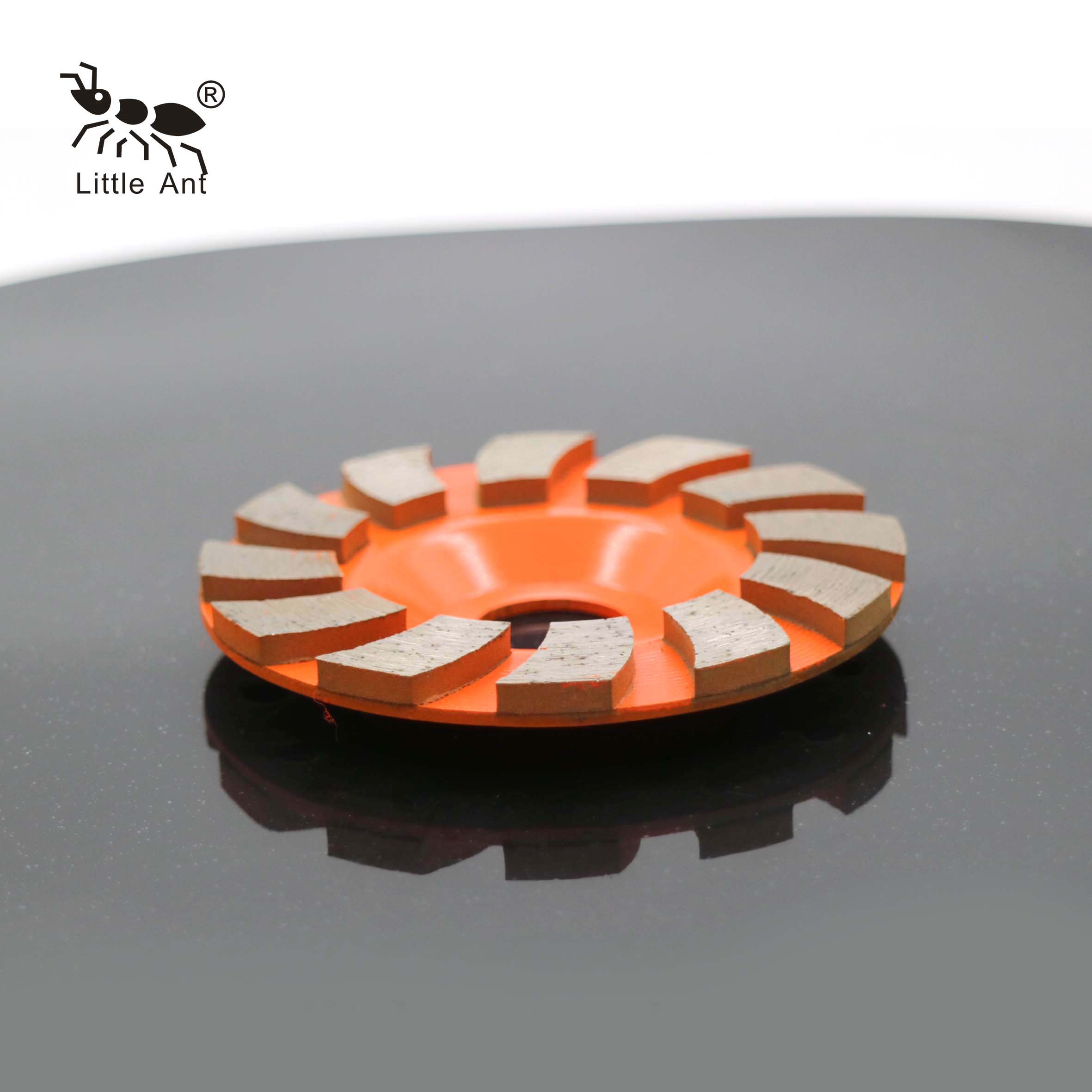 Meule à béton diamantée peinte à liant métallique pour le meulage du béton et de la pierre.