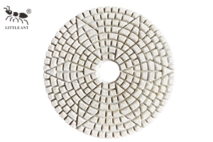 Quel est l'effet de l'utilisation de tampons de polissage diamantés ?